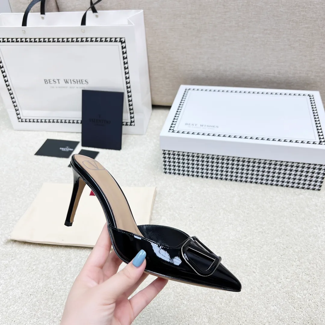👟👟Ex-factory price 500👟👟 VALENTINO latest V Logo buckle back empty slippers 🔥🔥🔥 🕳️🕳️🕳️ Exclusive original 1-1 development, no goods without the original 〰 ɪɴѓᴏʀᴍᴀᴛɪᴏɴ 〰 Buckle: V-LoGo leather buckle Material: Imported patent leather Lining: full-grain sheepskin Outsole: Italian through-dyed cowhide Midsole: Italian original craft material Process: computer stitching, machine shaping Heel height: 4.0/8cm Made in Italy 🇮🇹 Ready-made code: 35 36 37 38 39 Ready-made custom code: 34 40 41 Delivery period 1-3 days Not retreating